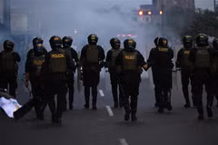Cảnh sát tuần tra tại thủ đô Lima, Peru ngày 4/1/2023. (Ảnh: AFP/TTXVN)
