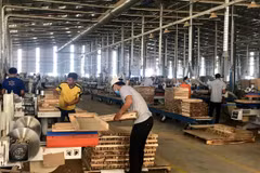 Sản xuất đồ gỗ tại Công ty Trách nhiệm hữu hạn Một thành viên Triệu Phú Lộc, thị xã Tân Uyên. (Ảnh: Chí Tưởng/TTXVN)