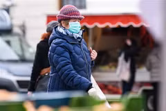 Người dân đeo khẩu trang nhằm ngăn chặn sự lây lan của dịch COVID-19 tại Leipzig, Đức ngày 4/4/2020. (Nguồn: THX/TTXVN) 