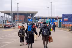 Người tị nạn Ukraine sơ tán tới khu vực biên giới Ukraine và Ba Lan, ngày 15/3/2022. (Ảnh: THX/TTXVN) 