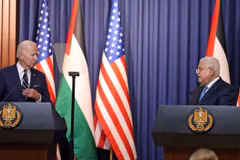 Tổng thống Mỹ Joe Biden (trái) và Tổng thống Palestine Mahmoud Abbas tại cuộc gặp ở Bờ Tây ngày 15/7/2022. (Ảnh: AFP/TTXVN)