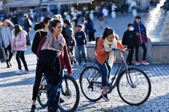 Người dân tại quảng trường Piazza del Popolo ở Rome, Italy, ngày 11/2/2022. (Ảnh: THX/TTXVN) 