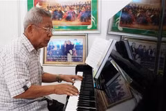 Ông Duangmixay Likaya thể hiện tác phẩm bản giao hưởng Hồng Hà-Mekong. (Ảnh: Phạm Kiên/TTXVN) 