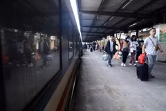 Hành khách trở về Hà Nội trên chuyến tàu SE 8. (Ảnh: Huy Hùng/TTXVN)