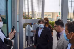 Cựu thủ hiến vùng Catalonia ông Carles Puigdemont (giữa) được trả tự do tại Sassari, đảo Sardinia, Italy, ngày 24/9/2021. (Ảnh: AFP/TTXVN) 