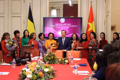 Đại sứ Việt Nam tại Vương quốc Bỉ Nguyễn Văn Thảo và Ban chấp hành Hội Phụ nữ Việt Nam tại Vương quốc Bỉ, nhiệm kỳ 2024-2027. (Ảnh: Hương Giang/TTXVN)