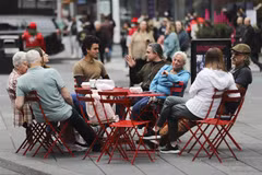 Người dân thư giãn tại một quán ăn ngoài trời ở quảng trường Thời đại, New York (Mỹ) khi các quy định phòng dịch COVID-19 được nới lỏng, ngày 7/3/2022. (Ảnh: THX/TTXVN) 