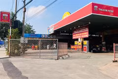 Nhiều cây xăng trên địa bàn đang tạm dừng hoạt động. (Ảnh: Huyền Trang/TTXVN)