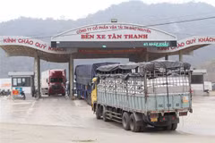 Xe chở hoa quả vào bến bãi thuộc cửa khẩu Tân Thanh, tỉnh Lạng Sơn. (Ảnh: Quang Duy/TTXVN) 