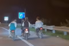 Gần 20 thanh, thiếu niên vác dao, kiếm đi xe máy lạng lách trong đêm