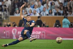 Mbappe lập siêu phẩm, cân bằng tỷ số 2-2 cho đội nhà trước tuyển Argentina. (Ảnh: AFP/TTXVN) 