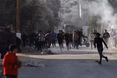 Người Palestine trong cuộc đụng độ với các lực lượng Israel tại Jenin, Bờ Tây ngày 26/1/2023. (Ảnh: THX/TTXVN)