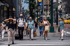 Người dân di chuyển trên một tuyến phố ở New York, Mỹ. (Nguồn: AFP/TTXVN) 