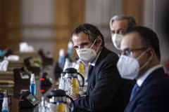 Tổng Giám đốc Cơ quan Năng lượng Nguyên tử Quốc tế (IAEA) Rafael Grossi (thứ 2, phải) trong cuộc gặp Ngoại trưởng Iran Mohammad Javad Zarif tại Tehran, ngày 21/2/2021. (Nguồn: THX/TTXVN) 
