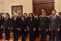 Đoàn Đại sứ quán Việt Nam tại Trung Quốc do Đại sứ Phạm Sao Mai dẫn đầu, viếng Tổng Bí thư Nguyễn Phú Trọng. (Ảnh: Hải Yến/TTXVN)
