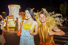 Khách du lịch hào hứng với các hoạt động về đêm tại Đà Nẵng. (Ảnh: Trần Lê Lâm/TTXVN) 