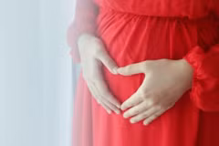 Nhiều người lớn tuổi mong muốn con cháu mình tuân theo những tập tục mê tín được truyền lại từ thế hệ trước để tăng cơ hội mang thai thành công. (Nguồn: Shutterstock)