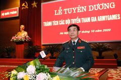 Thượng tướng Phan Văn Giang, Tổng Tham mưu trưởng, Thứ trưởng Bộ Quốc phòng, tuyên dương các đội tham dự Army Games 2020. (Ảnh: Dương Giang/TTXVN) 