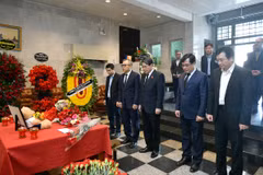 Phó Chủ tịch Quốc hội Nguyễn Đức Hải cùng các đại biểu tưởng niệm các nạn nhân thiệt mạng trong vụ khủng bố tại Liên bang Nga. (Nguồn: Cổng Thông tin Điện tử Quốc hội)