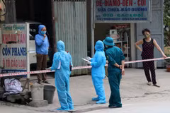 Lực lượng chức năng tổ chức ra soát thông tin người dân khu cách ly tại Hòa Bình. (Ảnh: Thanh Hải/TTXVN) 