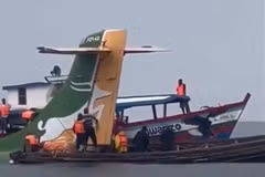 Hiện trường máy bay lao xuống hồ Victoria ở Tanzania ngày 6/11/2022. (Ảnh: NTV Kenya/TTXVN) 