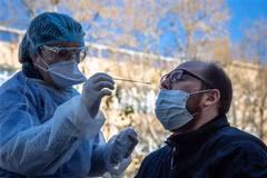 Nhân viên y tế lấy mẫu xét nghiệm COVID-19 tại Paris, Pháp ngày 1/4/2020. (Nguồn: THX/TTXVN) 