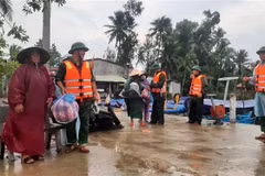 Toàn bộ người già, phụ nữ và trẻ em ở xã đảo Tam Hải, huyện Núi Thành, Quảng Nam đã được đưa vào bờ. (Ảnh: Đoàn Hữu Trung/TTXVN) 