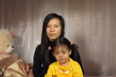 Vợ và con Hùng đang mong ngóng được đón anh về (Ảnh: Nguyễn Văn Nhật/Vietnam+)