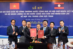 Bộ trưởng Bộ Công Thương Nguyễn Hồng Diên cùng Bộ trưởng Bộ Năng lượng và Mỏ Lào Phosay Sayasone ký Bản ghi nhớ về hợp tác trong lĩnh vực than. (Ảnh: Đức Duy/Vietnam+)
