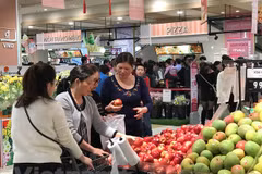 Người dân mua sắm tại siêu thị. (Ảnh: Đức Duy/Vietnam+)