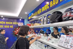 Bằng mắt thường rất khó phân biệt hàng giả. (Ảnh: Đức Duy/Vietnam+)