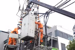 Nhân viên EVN bảo dưỡng các thiết bị điện. (Ảnh: Đức Duy/Vietnam+)