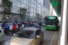 Các phương tiện khác vẫn chen chân vào làn đường riêng cho xe buýt nhanh dù có biển báo, vạch sơn phản quang phân làn xe. (Ảnh: Việt Hùng/Vietnam+)