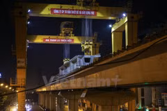 Tuyến đường sắt trên cao Cát Linh-Hà Đông đang thực hiện đến công đoạn lao dầm, lắp ghép dầm. (Ảnh: Minh Sơn/Vietnam+)
