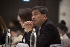 Tổng Thư ký đảng Dân chủ Abhisit Vejjajiva tại cuộc họp các chính đảng ở Bangkok, Thái Lan. (Nguồn: AFP/TTXVN)