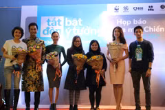 Đại diện các đơn vị đồng hành và các đại sứ nhận hoa từ ban tổ chức chương trình. (Ảnh: Nguyễn Hà Nam)