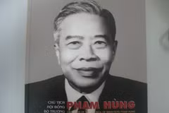 Trang bìa cuốn sách ảnh. (Ảnh: Thiên Linh/ Vietnam+)