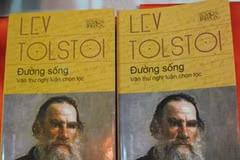 Bìa cuốn sách "Đường sống - Văn thư nghị luận chọn lọc" của Lev Tolstoi. (Ảnh: Thiên Linh/Vietnam+)