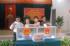 Cô giáo Ngân (thứ hai từ phải sang) cùng người dân xã Thanh Liệt hồ hởi bỏ phiếu bầu cử. (Ảnh: Thiên Linh/Vietnam+)
