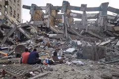 Nhà cửa bị phá hủy sau các cuộc không kích của Israel tại Dải Gaza. (Ảnh: AFP/TTXVN)