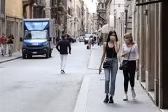 Người dân đeo khẩu trang phòng dịch COVID-19 tại Italy. (Ảnh: THX/TTXVN)