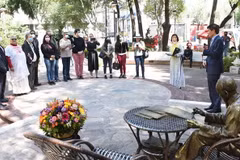 Toàn cảnh Lễ dâng hoa lên tượng Bác Hồ tại thủ đô Mexico City. (Ảnh: Việt Hùng/TTXVN)