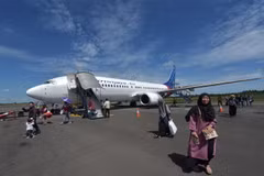 Hành khách rời máy bay của hãng hàng không Sriwijaya Air tại sân bay Fatmawati ở Bengkulu, Indonesia (Ảnh: AFP/TTXVN)