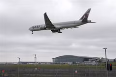 Một máy bay Boeing 777 chuẩn bị hạ cánh xuống sân bay Heathrow ở London, Anh. (Ảnh: AFP/ TTXVN)