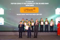 Ông Hồ Nam Tiến – Tổng Giám đốc LPBank (ở giữa) nhận cúp và chứng nhận từ ban tổ chức. (Ảnh: Vietnam+)