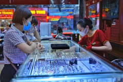 Khách hàng giao dịch vàng tại doanh nghiệp. (Ảnh: PV/Vietnam+)