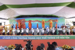 Các đại biểu tham dự lễ khởi công trường trung học phổ thông Võ Văn Tần. (Ảnh: PV/Vietnam+)