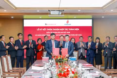 Lãnh đạo hai bên tham gia ký kết. (Ảnh: PV/Vietnam+)