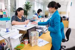 Giao dịch tại ABBANK. (Ảnh: Vietnam+)