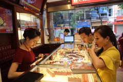 Giao dịch vàng tại doanh nghiệp. (Ảnh: PV/Vietnam+)